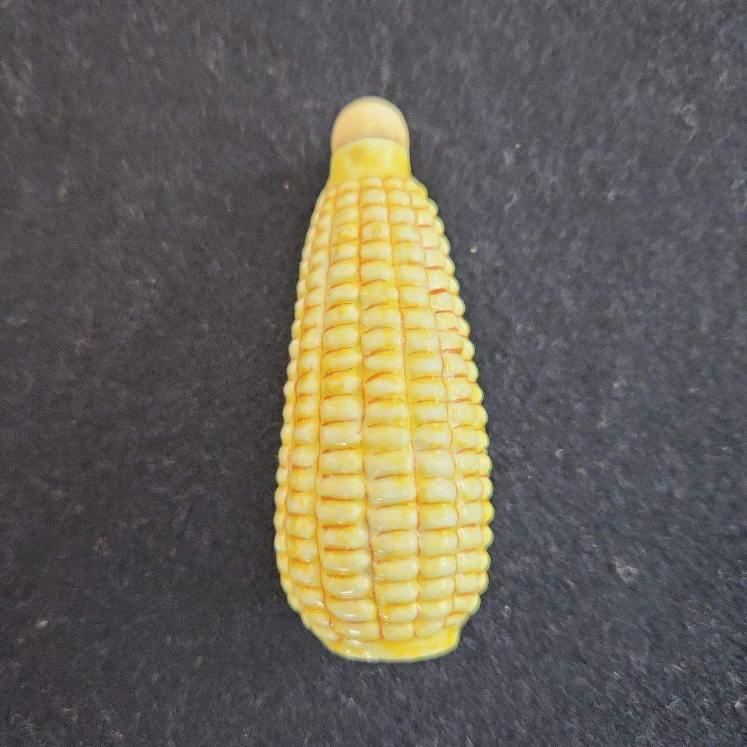 鼻烟壺‥磁器製トウモロコシ形