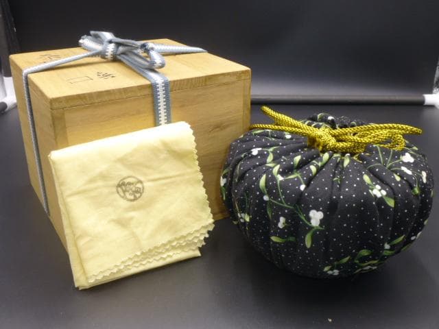 北大路魯山人　黄瀬戸茶碗／共箱・共布／仕覆