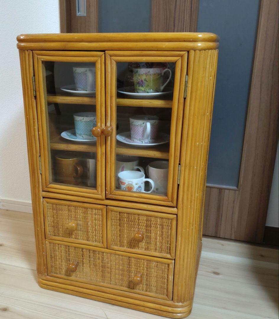 【訳あり品】ラタン　キャビネット ガラス扉付き 収納棚