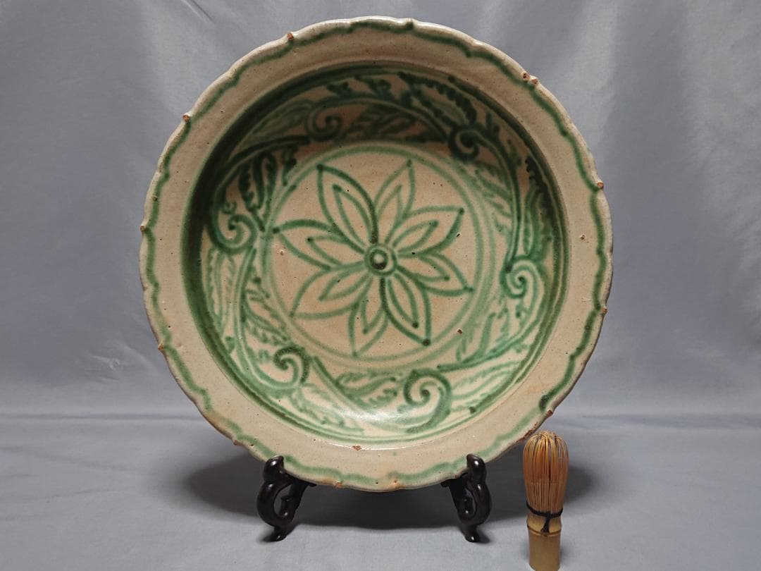 コレクター収集　ミャンマー　白濁緑釉　絵草花文　輪花大皿　15～16世紀