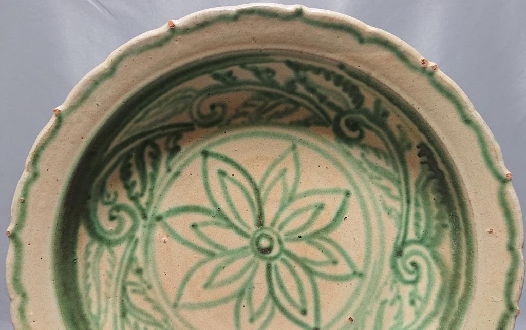 コレクター収集　ミャンマー　白濁緑釉　絵草花文　輪花大皿　15～16世紀