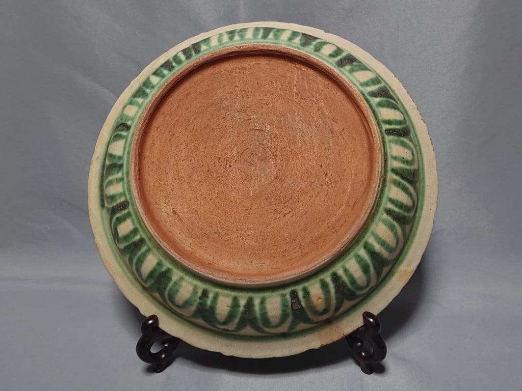 コレクター収集　ミャンマー　白濁緑釉　絵草花文　輪花大皿　15～16世紀