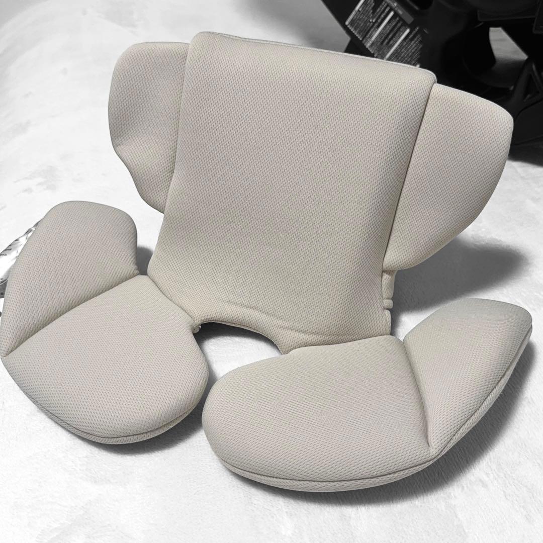 【美品】コンビマルゴットS 長く使えるチャイルドシート 新生児～7歳頃まで