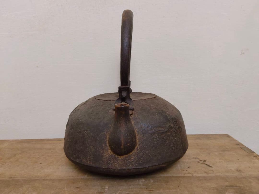 ★南部釜師 及川鉄作 雲龍紋平丸形鉄瓶 茶道具