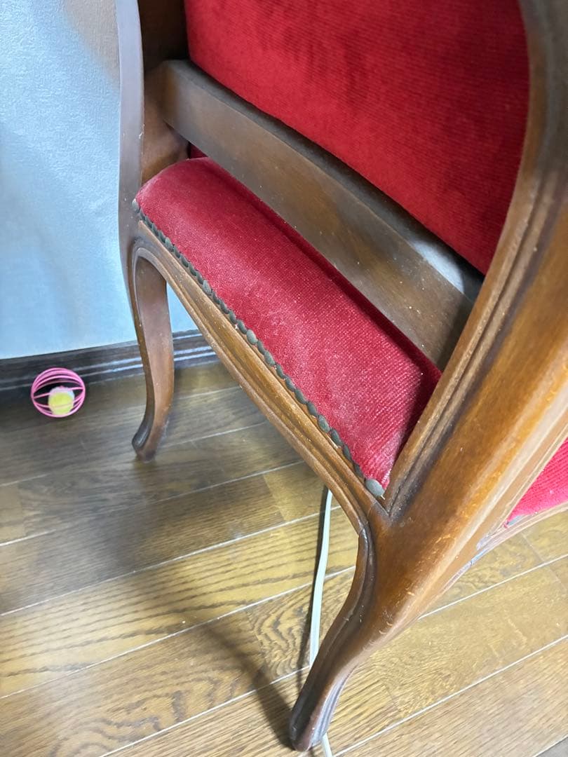 貓脚 クラシック 赤い布張りソファ