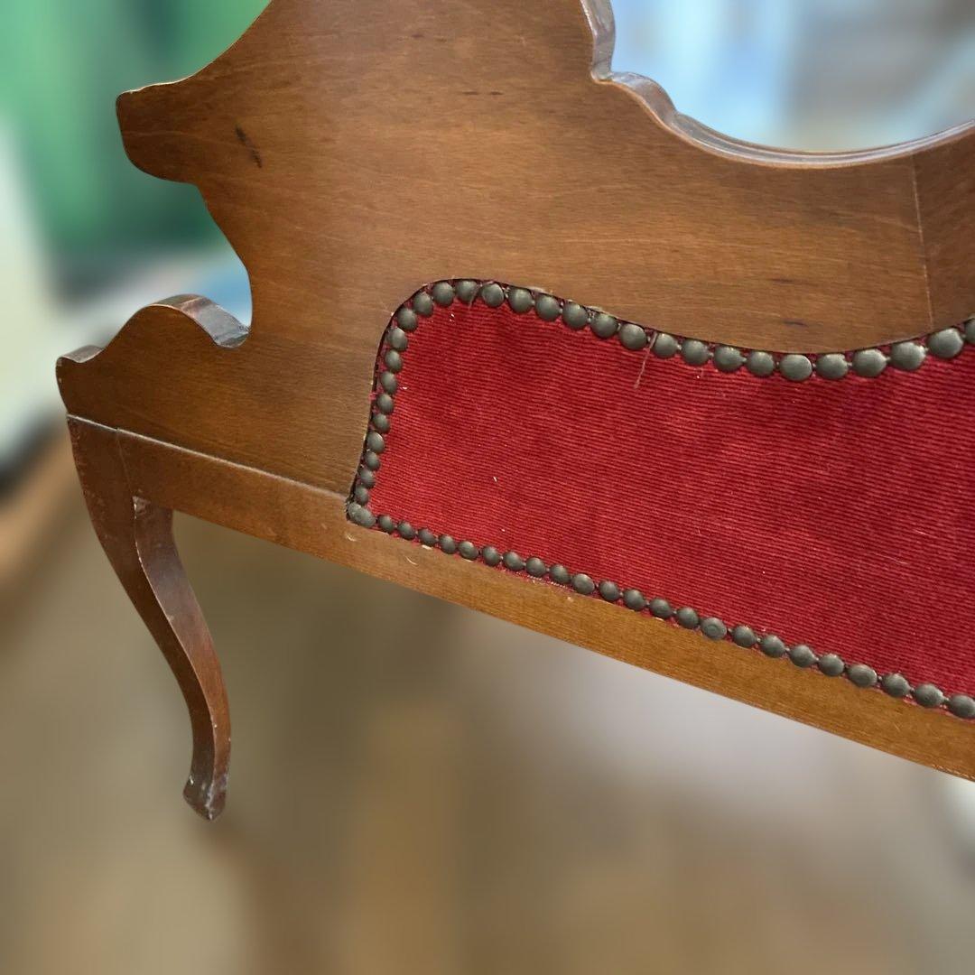 貓脚 クラシック 赤い布張りソファ