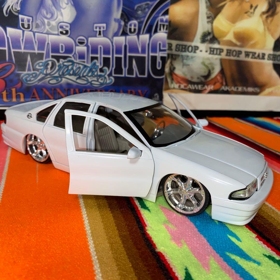 DUBシェビーインパラ　ミニカー　１／２４　色ホワイト