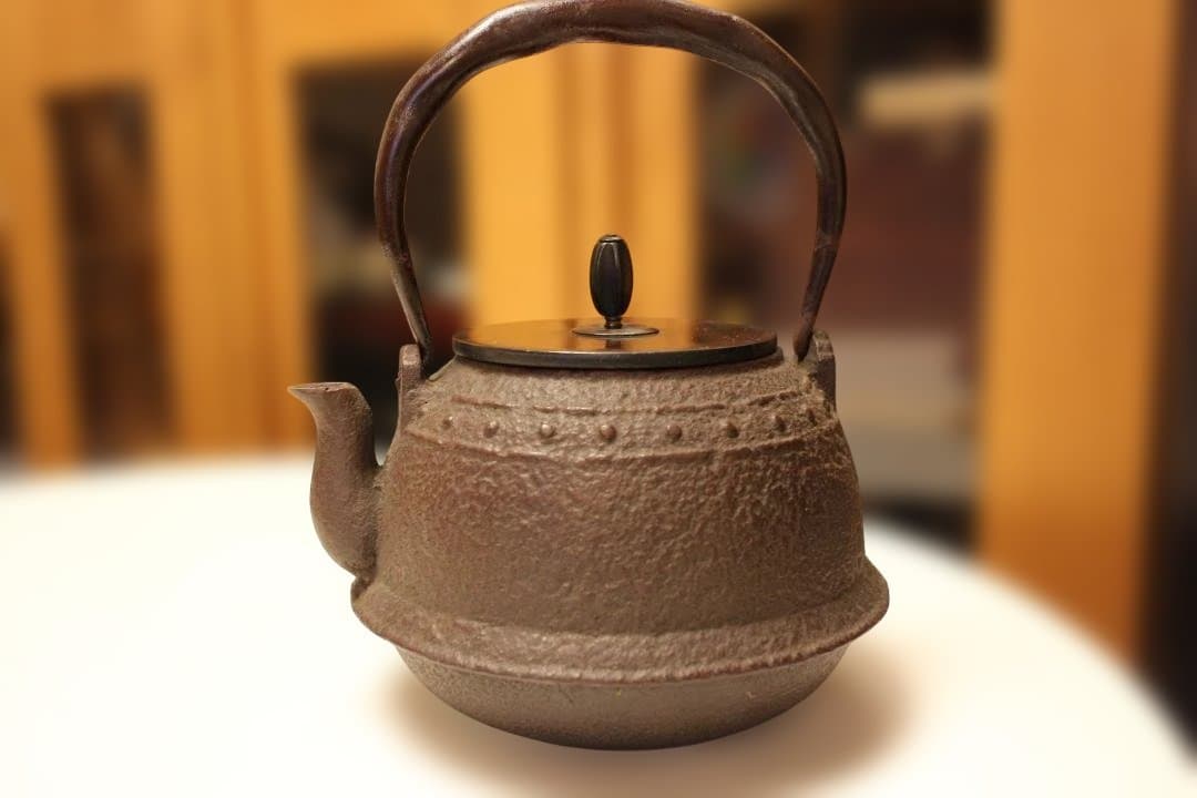 古鉄瓶　　釜師造　小振り鉄瓶　「水漏れなし・状態良好」 　未使用に近い