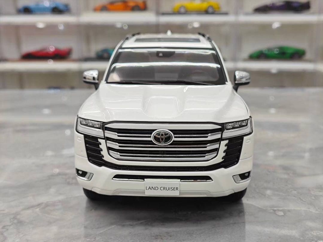 新発売 LCD 1/18 トヨタ ランドクルーザー 全開閉 ミニカー ホワイト