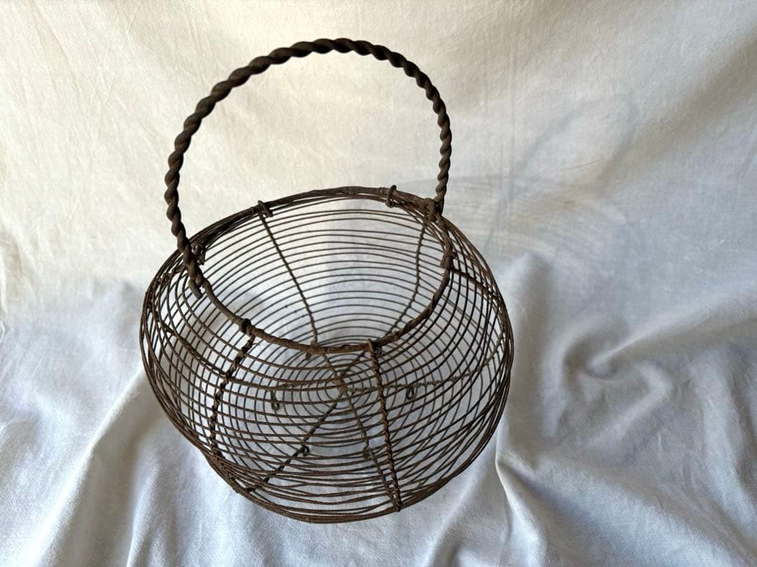 フランスアンティーク　ワイヤーバスケット　卵入れ　ガーデニング