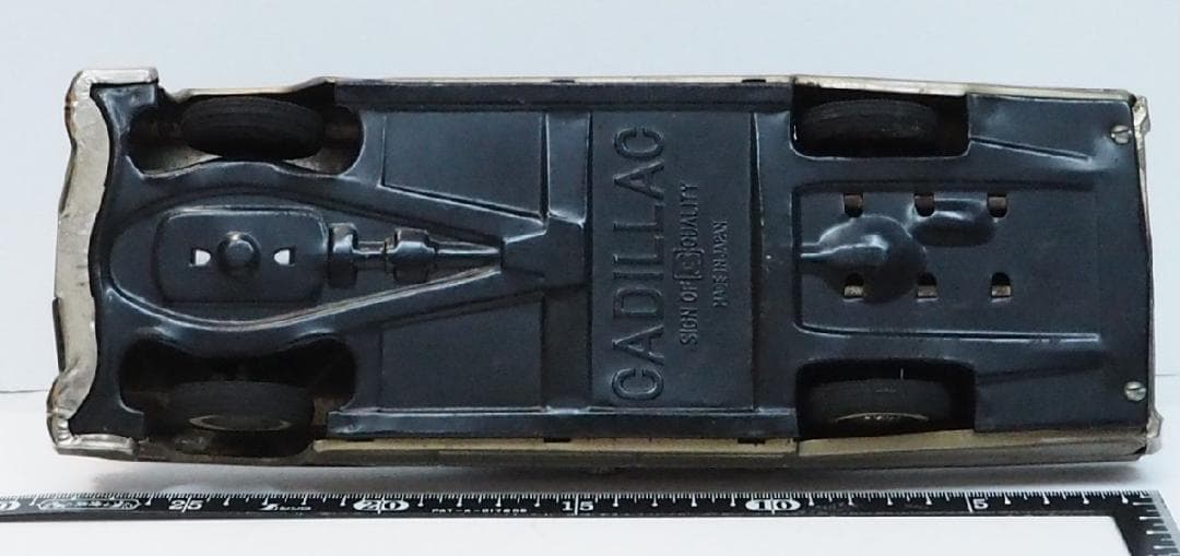 萬代屋【キャデラック セダン 大サイズ黄土】ブリキtin toy car【箱無】