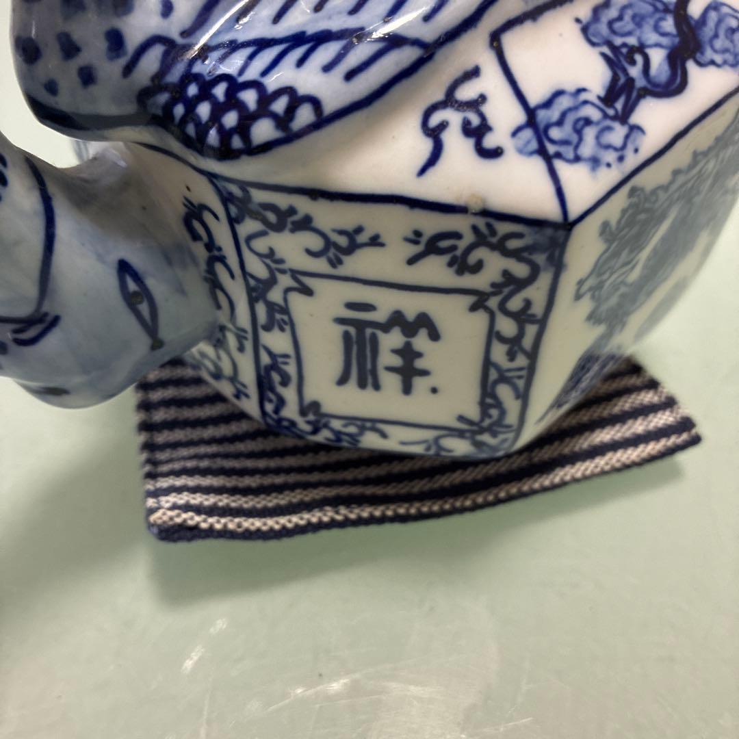 青白磁 四角い急須 ドラゴン模様