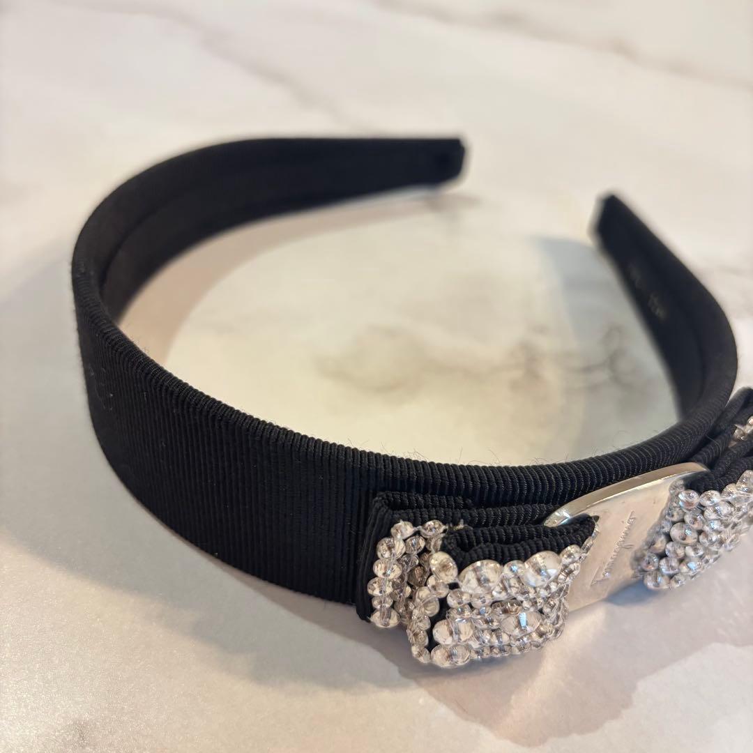 フェラガモ Ferragamo クリスタル ブラック カチューシャ