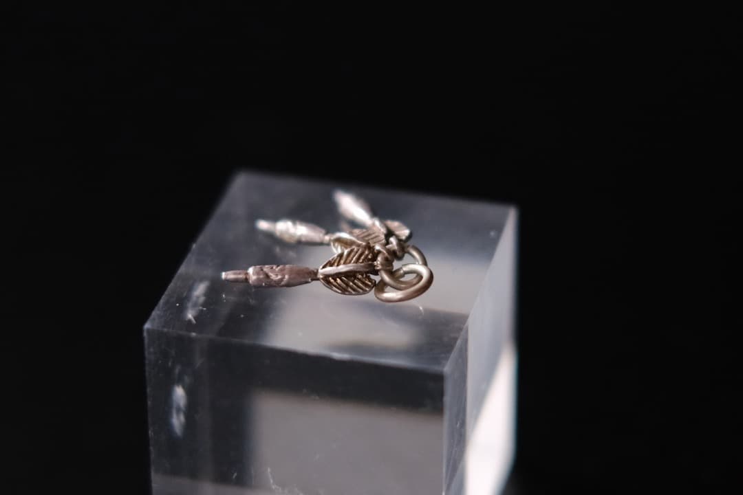 イギリスアンティーク｜ダーツのシルバーチャーム