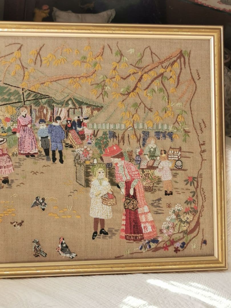 アンティーク ニードルポイント刺繍 ガラス額装 マルシェ 朝市の賑わい 犬 小鳥