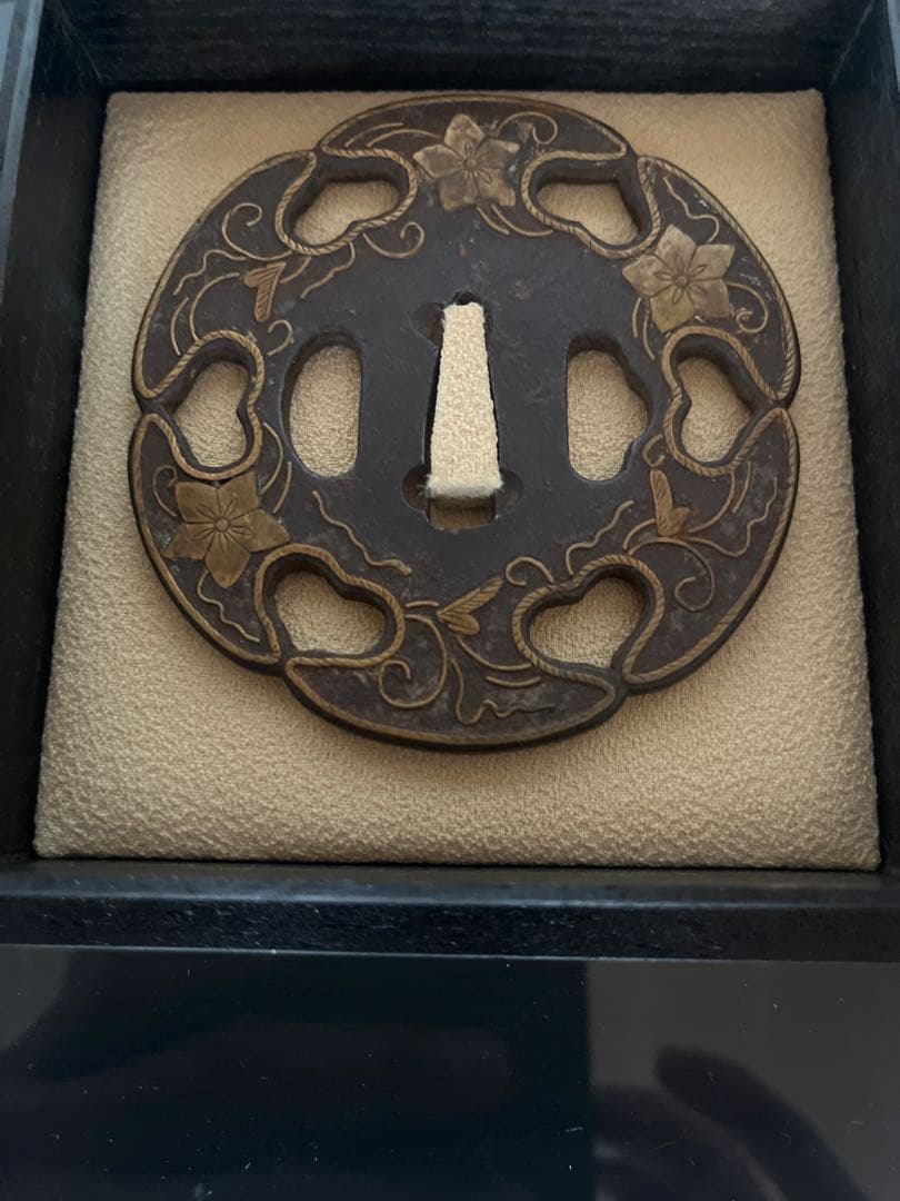 鉄地・金象嵌 花文様 透かし鍔（古美術風／骨董風）