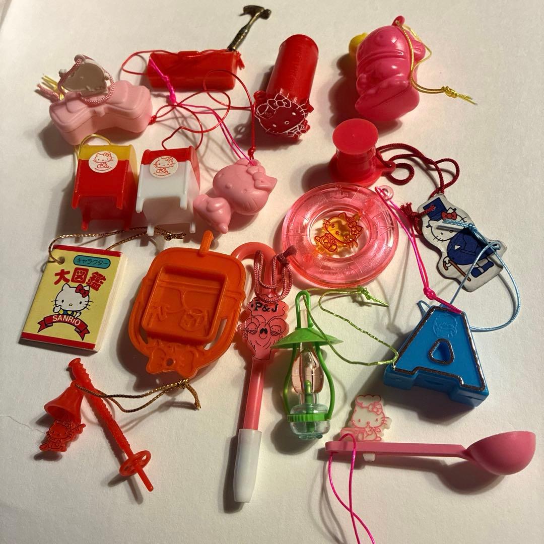 サンリオ　プレミアム　おまけ　キティ　缶付き