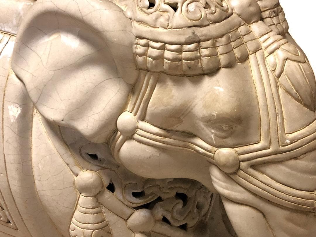 【 白釉象花台 】　アンティーク　吉祥蝙蝠文