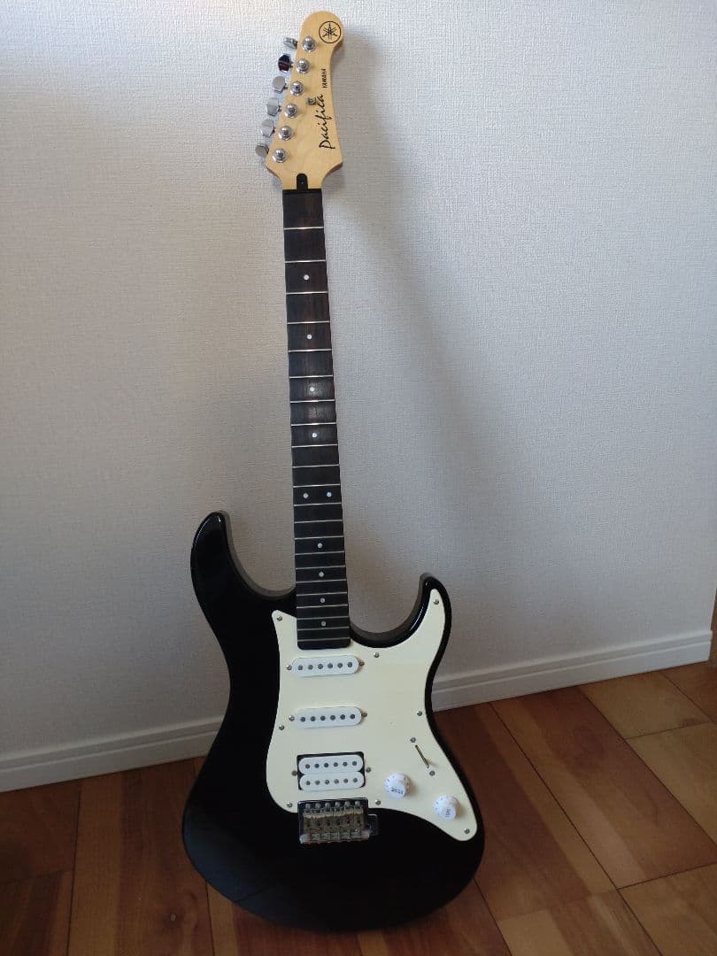Yamaha Pacifica 112　ブラックエレキギター