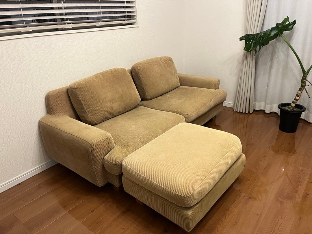 UNICO GREIG 3シーター　ベージュのファブリックソファ