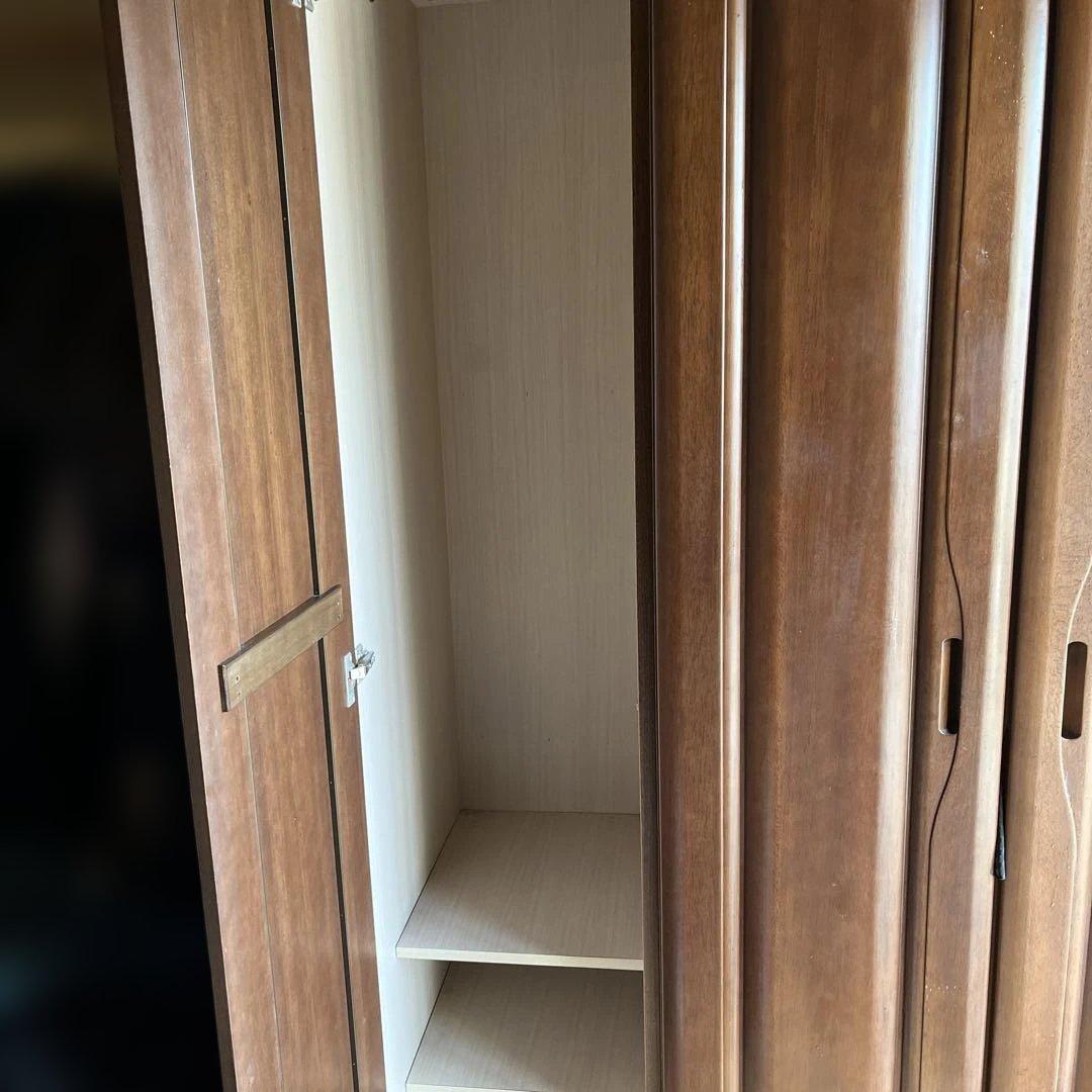 ダークブラウン木製スリットデザイン箪笥