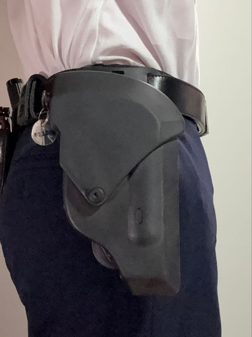 【希少】★原価の半額以下★警察 新型拳銃入れ（一部破損品）