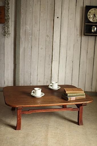 古い木製無垢材のテーブル