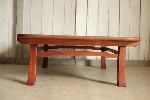 古い木製無垢材のテーブル