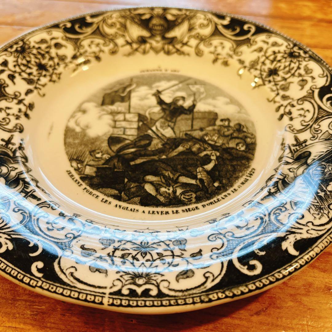 B クレイユエモントロー　ジャンヌダルクのデザートプレート