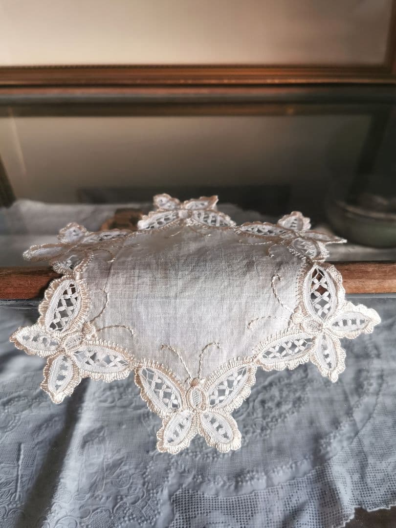 アンティーク シルク イタリア/イギリス 美しいバタフライ刺繍 星花型ドイリー