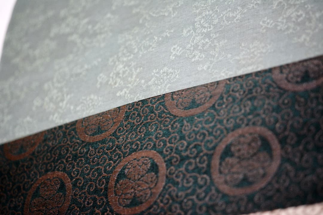 絹本双幅 酒井抱一 「紅梅小禽雪中雀図二幅対」三つ葉葵表装 共箱 掛軸 徳川家紋