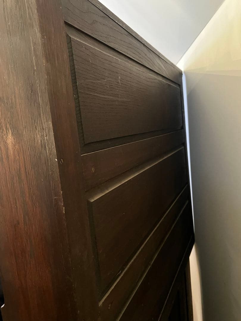 英国アンティーク木製彫刻装飾付きキャビネット