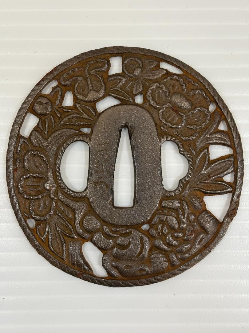 鍔(つば)　鉄製　日本刀　アンティーク