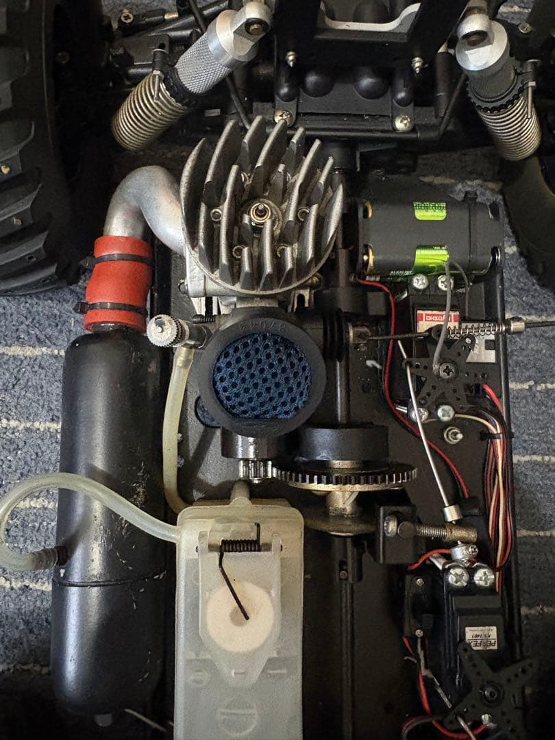 モンスタートラックのRCカーエンジン