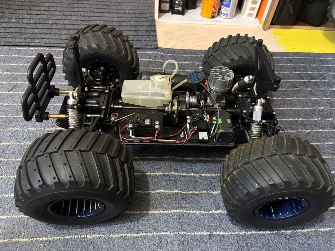 モンスタートラックのRCカーエンジン