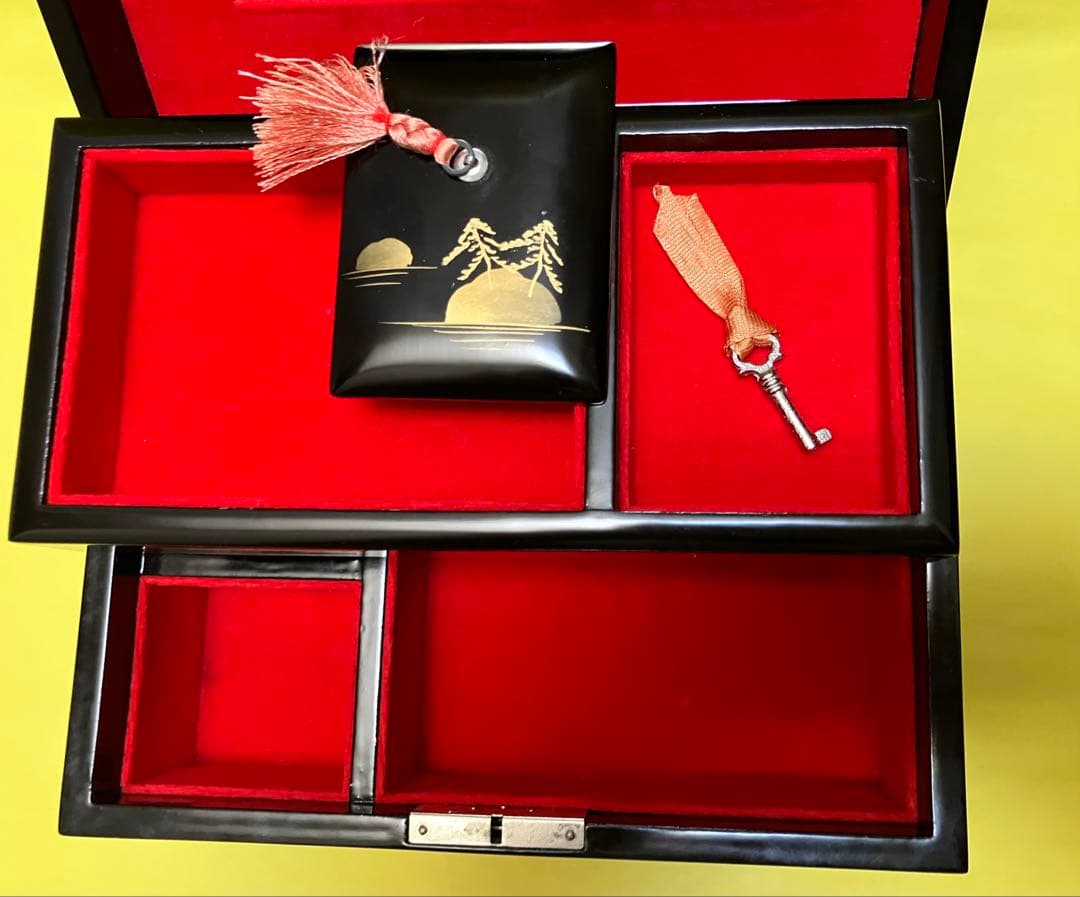 漆器小物入　山と寺院のデザイン　塗り物　螺鈿細工　オルゴール 鍵付　宝石化粧箱