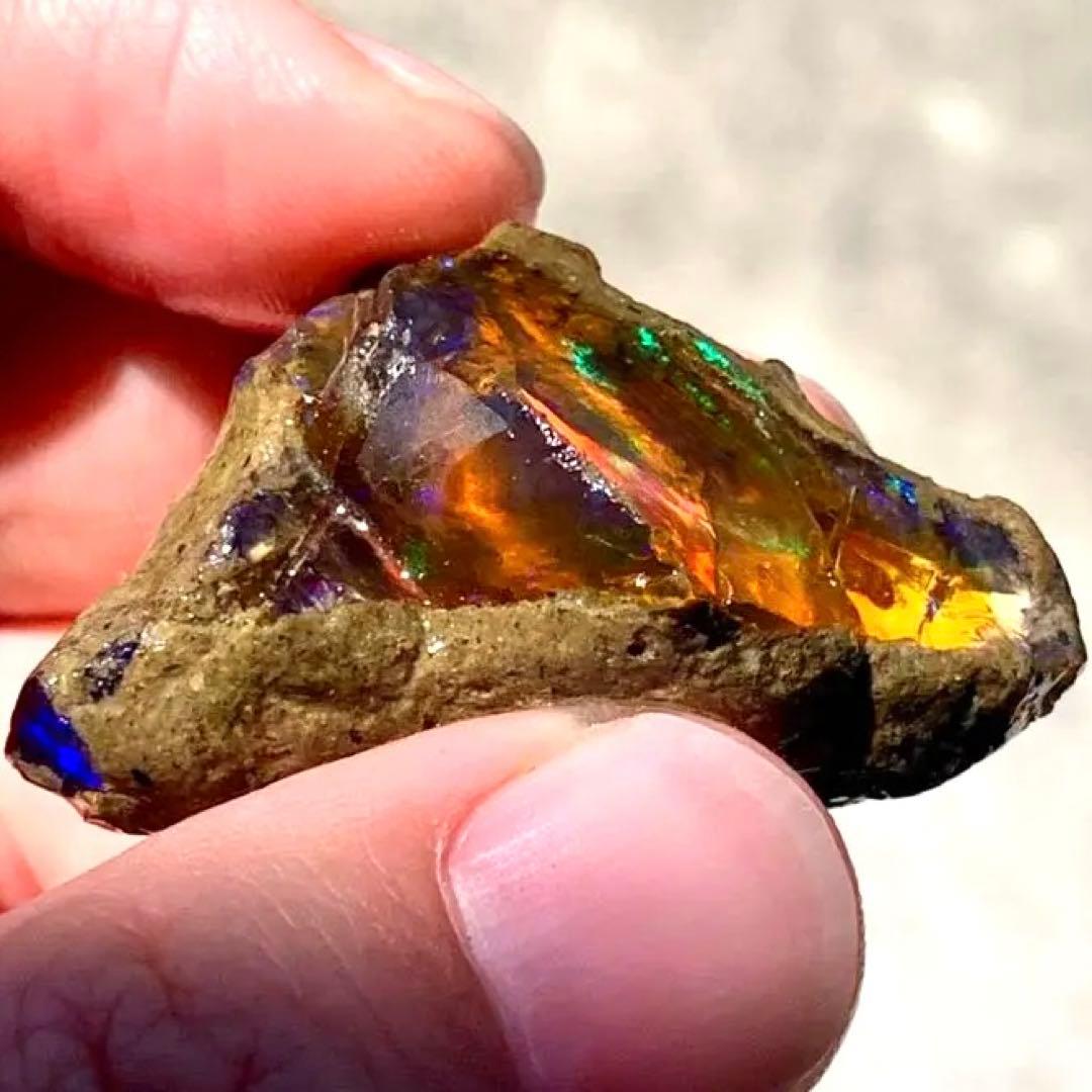 オレンジオパール原石65ct三角形の母岩が可愛い/美遊色