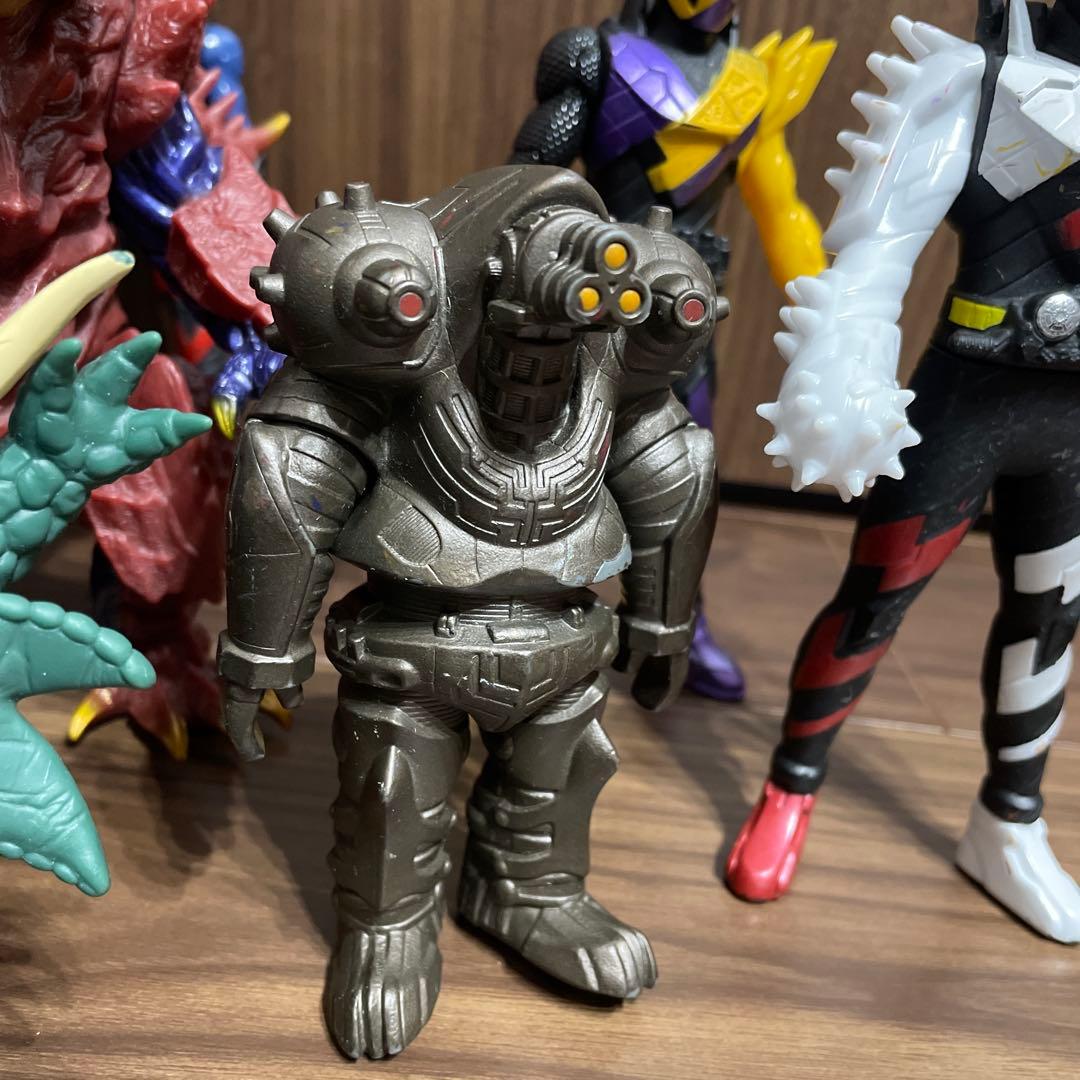 【送料無料】ウルトラマン&怪獣&仮面ライダー16体セット