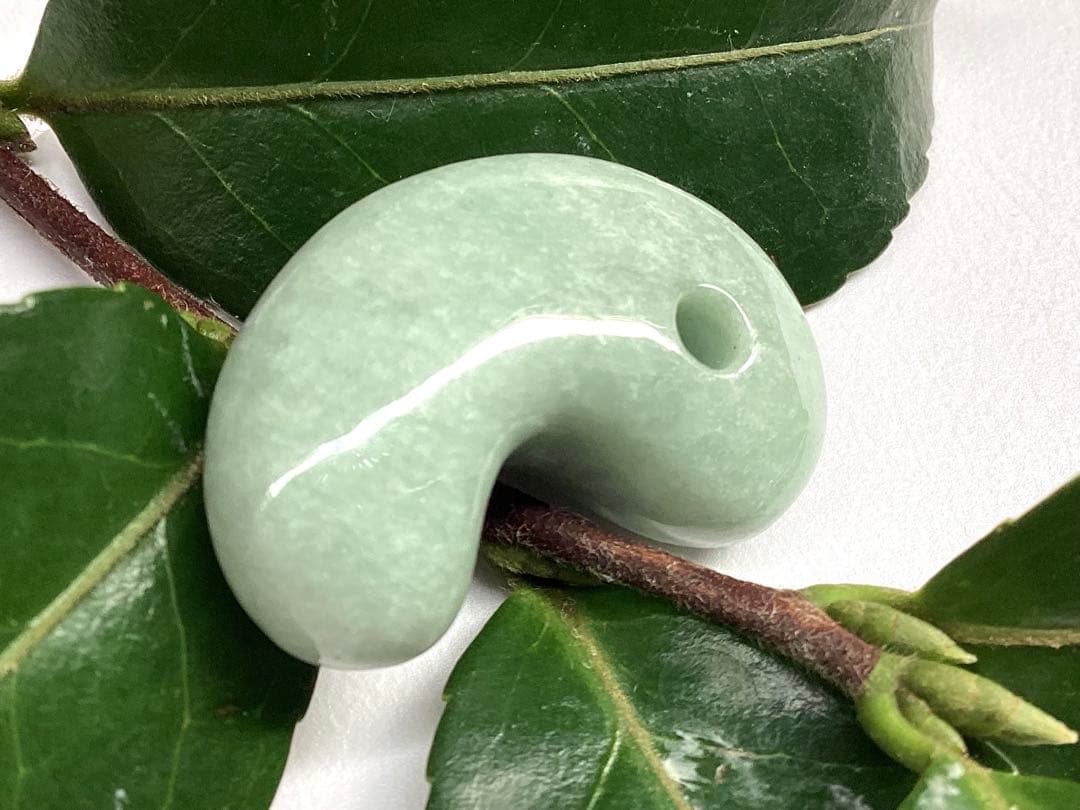 ✳綺麗な肌目の勾玉を‼️ 糸魚川翡翠本物硬玉‼️ お身近の守護石*お守りに　鑑別書付