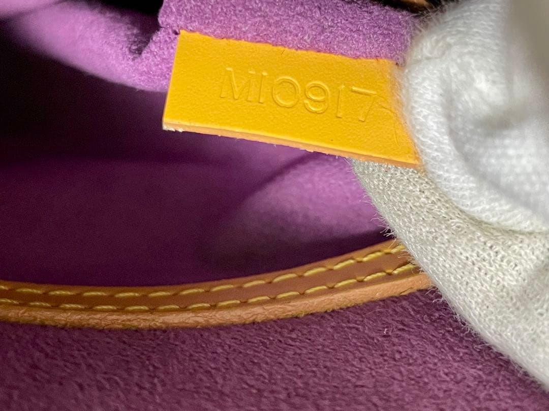 ルイヴィトン　エピ　アルマ　イエロー　ハンドバッグ