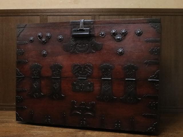 李朝古民具 朝鮮美術 朝鮮古民芸 松無垢材 卍字鉄地金具 時代 バンダジ 半閉櫃