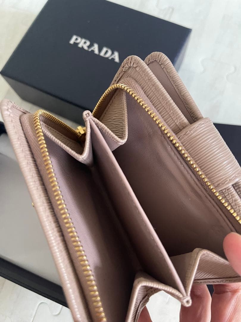PRADA ベージュレザー 二つ折り財布　トライアングル　サフィアーノ
