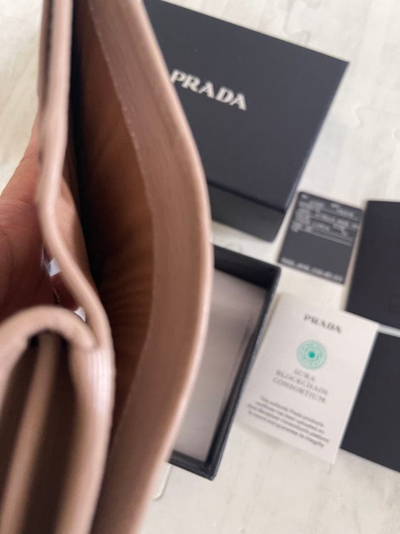 PRADA ベージュレザー 二つ折り財布　トライアングル　サフィアーノ