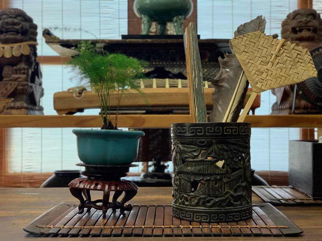 中国？ビンテージ　真鍮製　繊細な透かし彫り　仏閣仙人　筆立　一点物