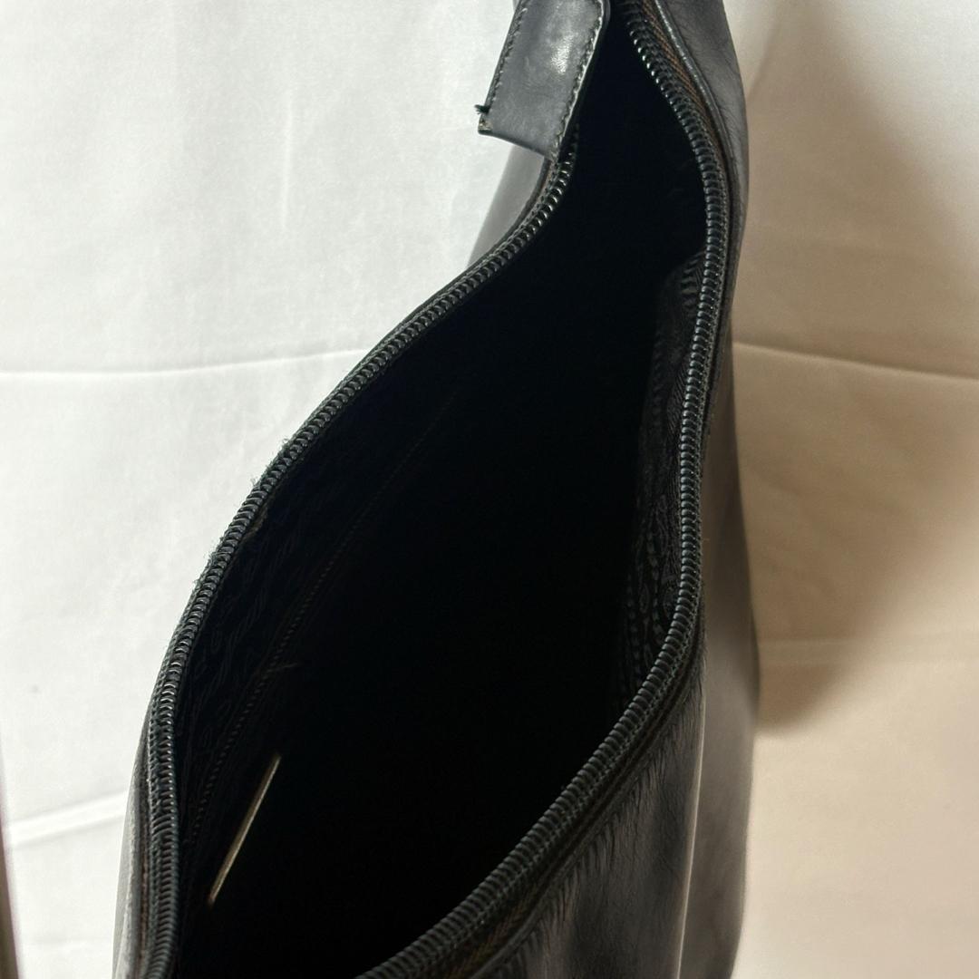 PRADAプラダ　レザー ショルダーバッグ黒プラハンドル 肩掛け シンプル