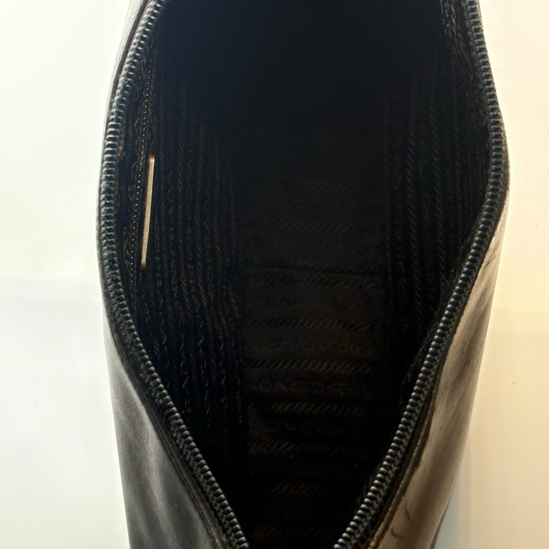 PRADAプラダ　レザー ショルダーバッグ黒プラハンドル 肩掛け シンプル