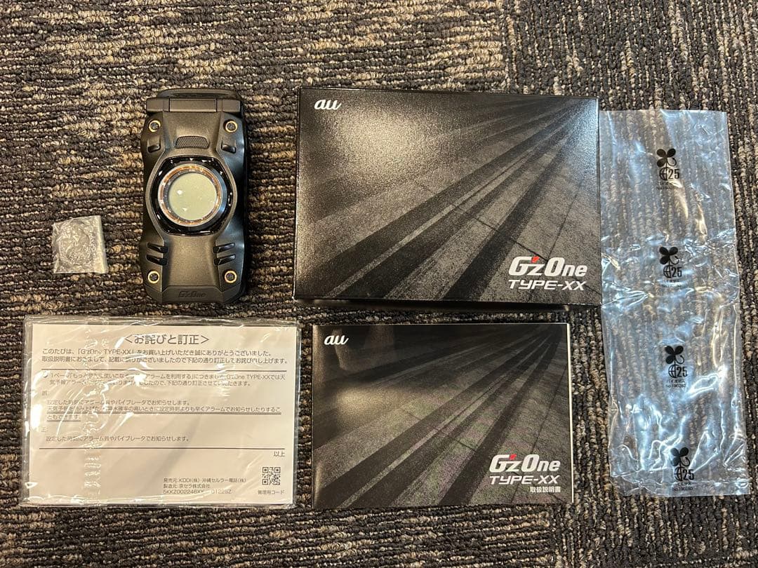 Gz One TYPE-XX 折りたたみ式携帯電話 本体