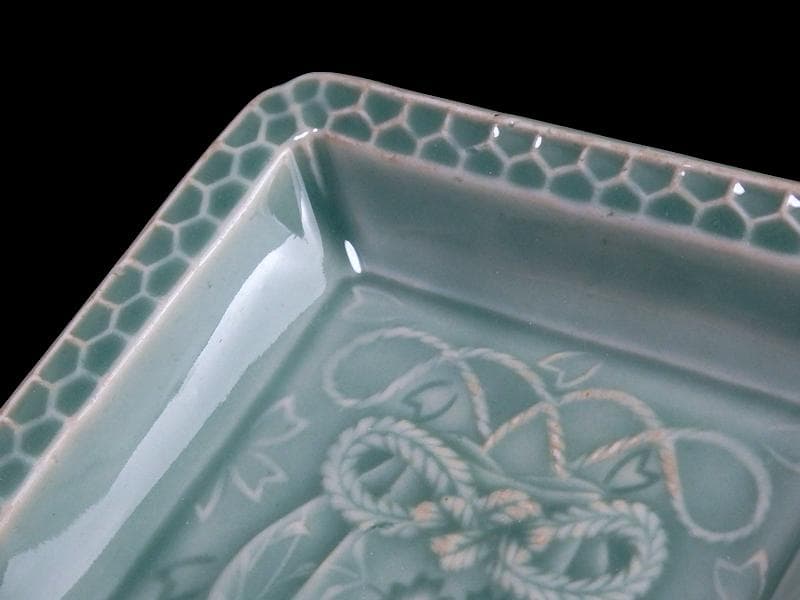 渋草焼　青磁　陽刻　巾着に桜の図　五陶　四方角皿　F348AS-fbuk