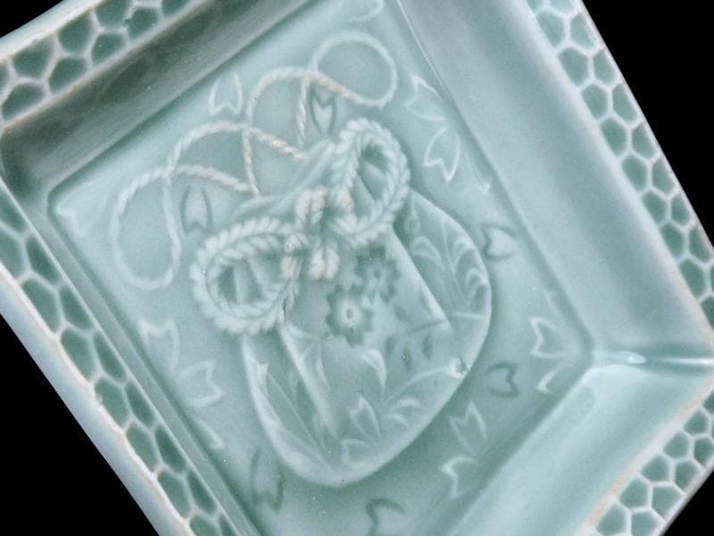 渋草焼　青磁　陽刻　巾着に桜の図　五陶　四方角皿　F348AS-fbuk