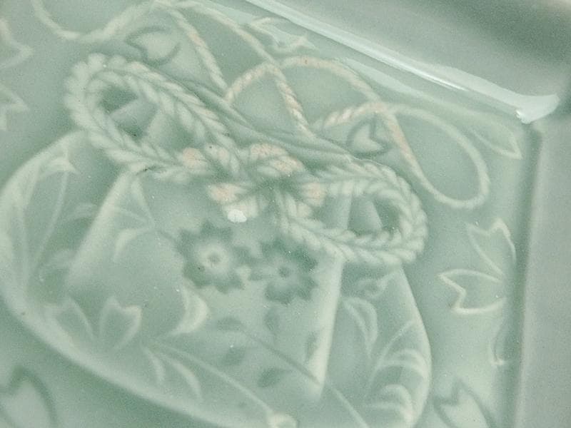 渋草焼　青磁　陽刻　巾着に桜の図　五陶　四方角皿　F348AS-fbuk